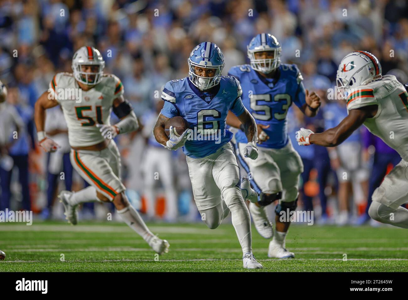 Chapel Hill, NC USA: North Carolina Tar Heels il wide receiver Nate McCollum (6) corre con la palla dopo aver fatto un ricevimento durante una partita contro la NCAA Foto Stock