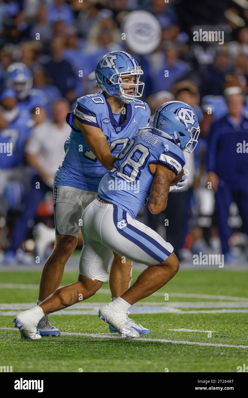 Chapel Hill, NC USA: Il quarterback dei North Carolina Tar Heels Drake Maye (10) passa la palla al running back Omarion Hampton (28) durante una partita NCAA Foto Stock