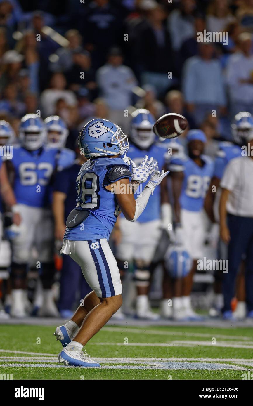 Chapel Hill, NC USA: Il running back dei North Carolina Tar Heels Omarion Hampton (28) riceve un punt e si prepara a restituire il pallone durante una partita NCAA aga Foto Stock