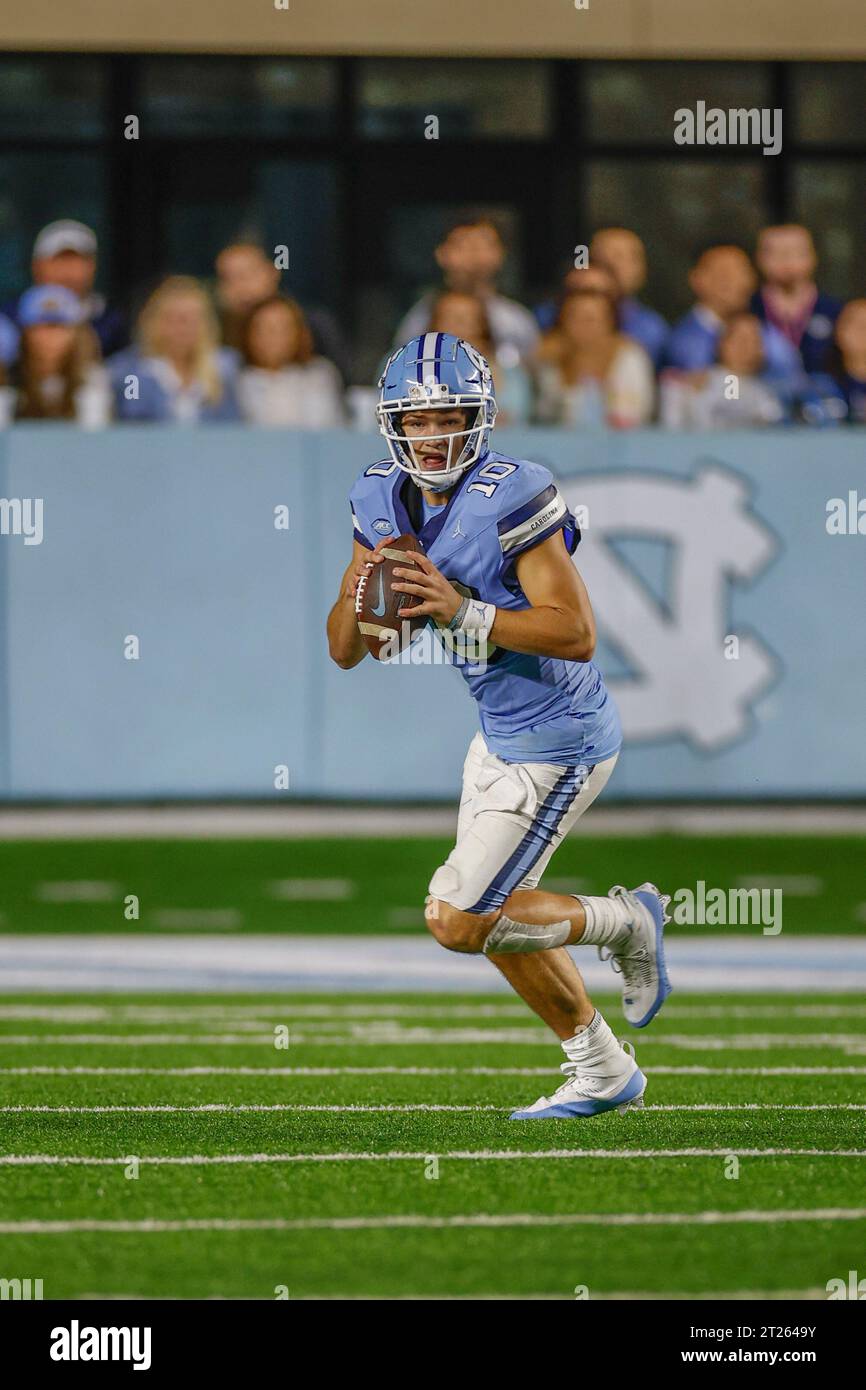 Chapel Hill, NC USA: Il quarterback dei North Carolina Tar Heels Drake Maye (10) torna a passare durante una partita NCAA contro i Miami Hurricanes a Kenan Foto Stock