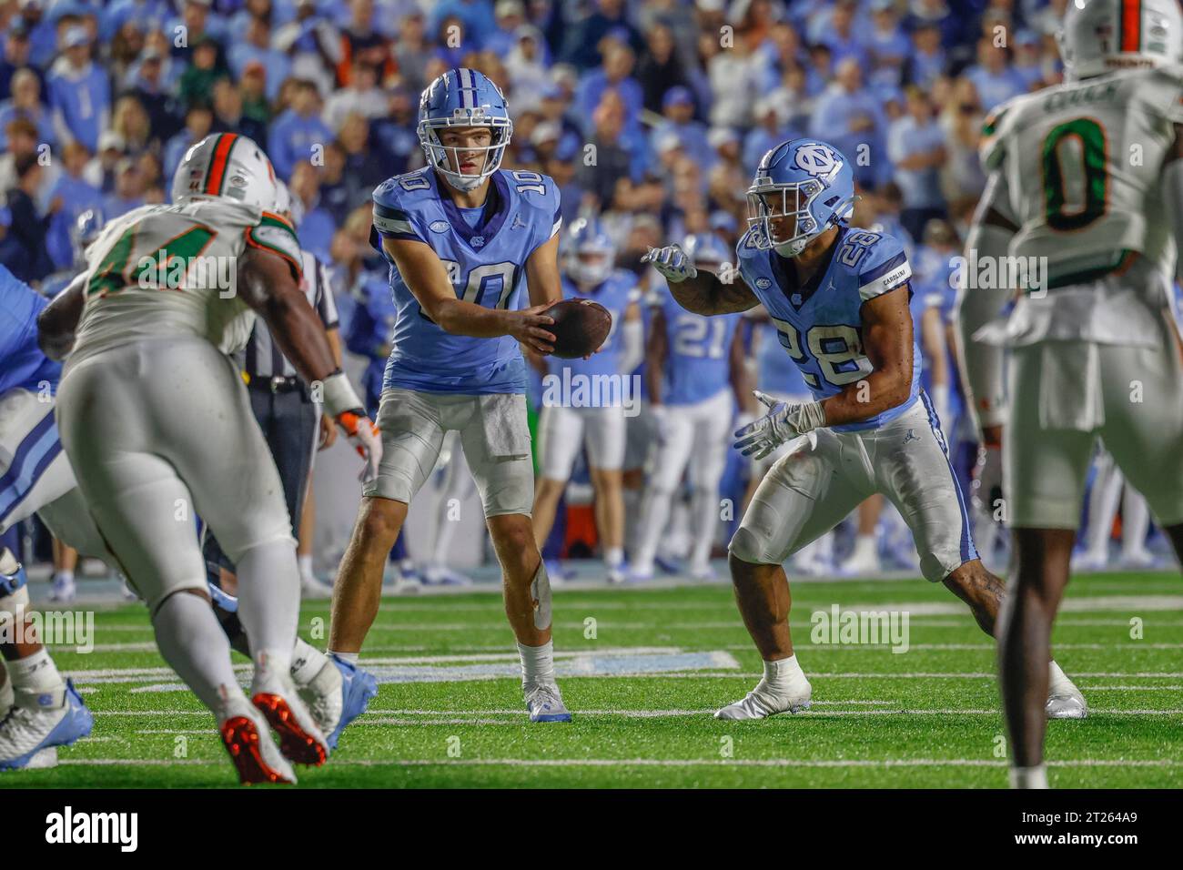 Chapel Hill, NC USA: Il quarterback dei North Carolina Tar Heels Drake Maye (10) passa il running back Omarion Hampton (28) durante una partita NCAA aga Foto Stock