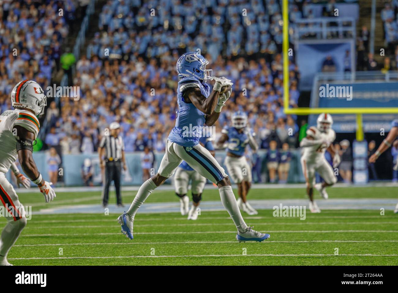 Chapel Hill, NC USA: Il wide receiver dei North Carolina Tar Heels Devontez Walker (9) riceve una ricezione durante una partita NCAA contro i Miami Hurricanes Foto Stock