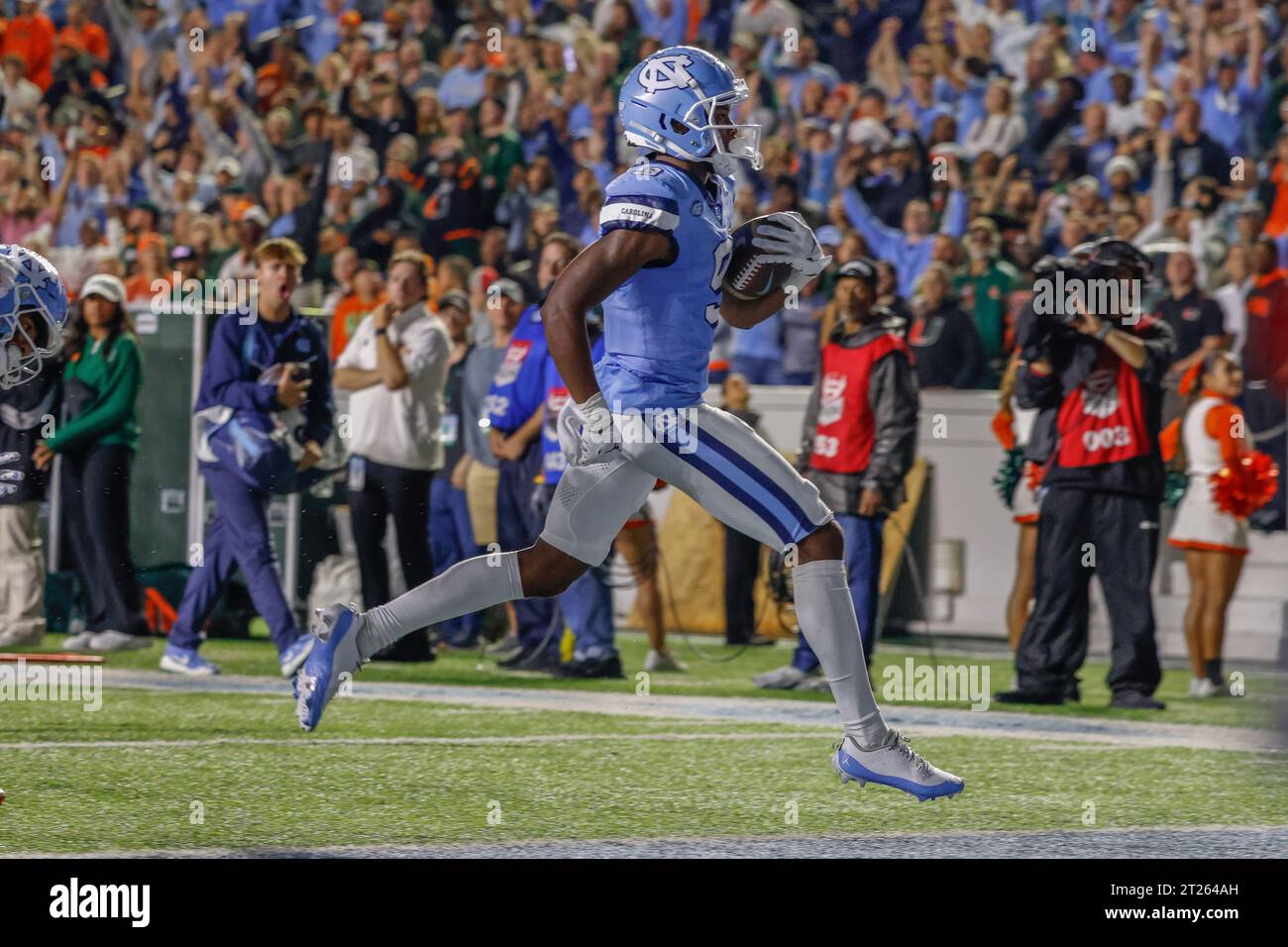 Chapel Hill, NC USA: North Carolina Tar Heels il wide receiver Devontez Walker (9) corre con la palla dopo aver fatto un ricevimento durante una partita NCAA Foto Stock