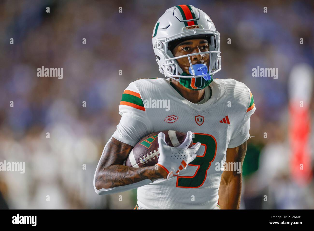 Chapel Hill, NC USA: Il wide receiver dei Miami Hurricanes Jacolby George (3) corre con la palla dopo aver fatto un ricevimento durante una partita NCAA contro i Nor Foto Stock