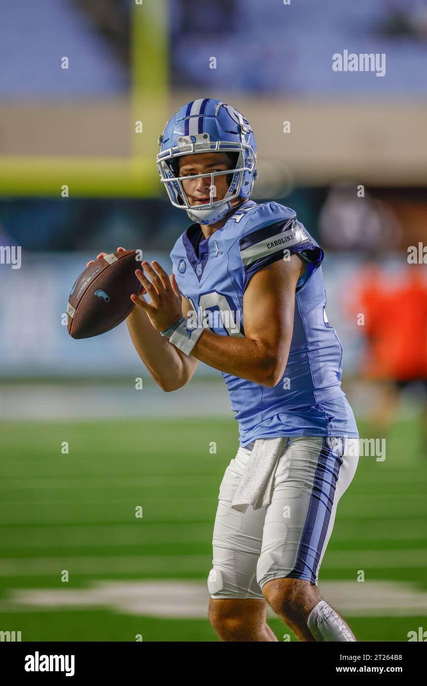 Chapel Hill, NC USA: Il quarterback dei North Carolina Tar Heels Drake Maye (10) torna a passare durante una partita NCAA contro i Miami Hurricanes a Kenan Foto Stock