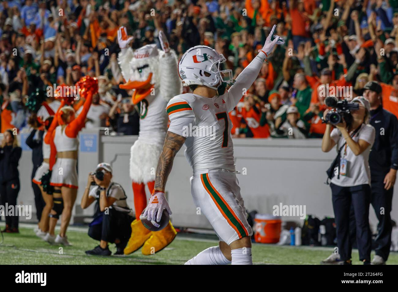 Chapel Hill, NC USA: Il wide receiver dei Miami Hurricanes Xavier Restrepo (7) segna un touchdown durante una gara NCAA contro i North Carolina Tar Heels Foto Stock