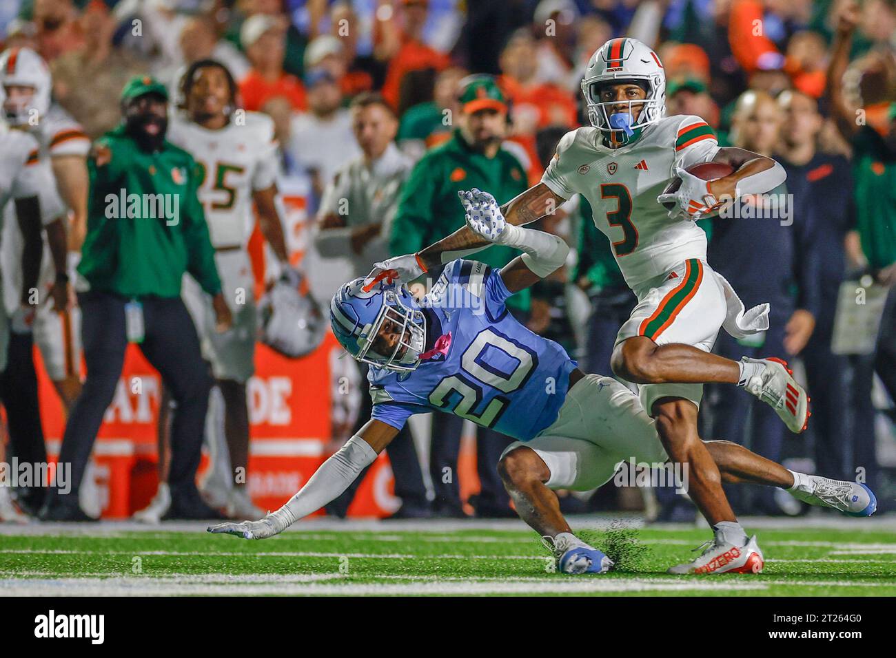 Chapel Hill, NC USA: Il wide receiver dei Miami Hurricanes Jacolby George (3) corre con la palla mentre è coperto dal defensive back dei North Carolina Tar Heels Tay Foto Stock