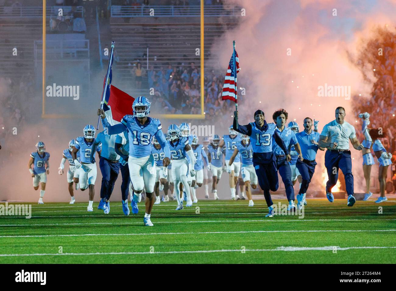 Chapel Hill, NC USA: I defensive back dei North Carolina Tar Heels Christopher Holliday (18) e Ayden Duncanson (13) guidano la squadra sul campo durante un Foto Stock