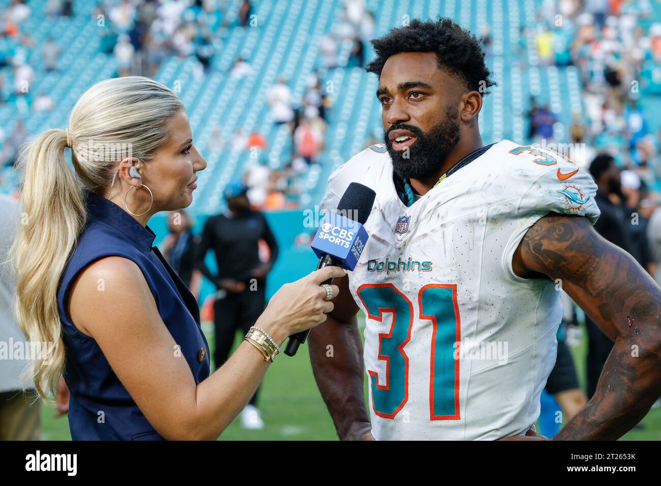 Miami. FL USA; la giornalista sportiva della CBS Melanie Collins intervista il running back dei Miami Dolphins Raheem Mostert (31) dopo una partita nella NFL contro i Carolina Foto Stock