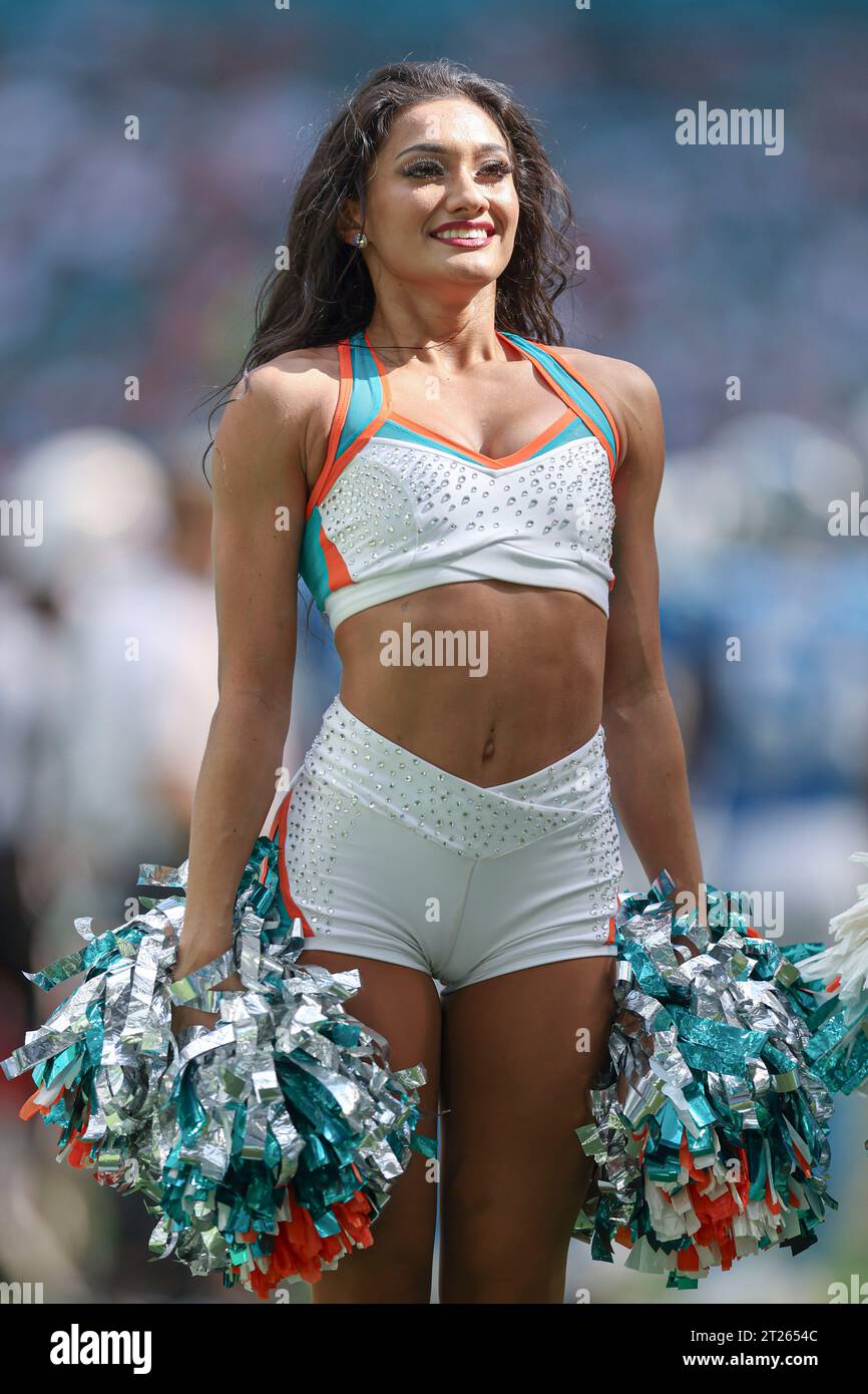Miami. FL USA; una delle cheerleader dei Miami Dolphins durante una partita NFL contro i Carolina Panthers, domenica 15 ottobre 2023, all'Hard Rock St Foto Stock