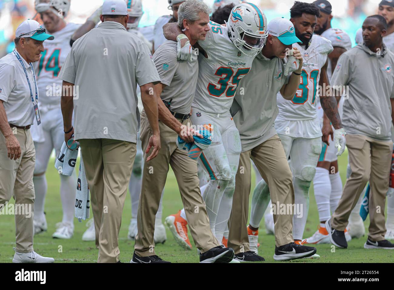 Miami. Florida USA; il running back dei Miami Dolphins Chris Brooks (35) è infortunato e ha bisogno di assistenza per lasciare il campo durante una partita della NFL contro i Carolin Foto Stock