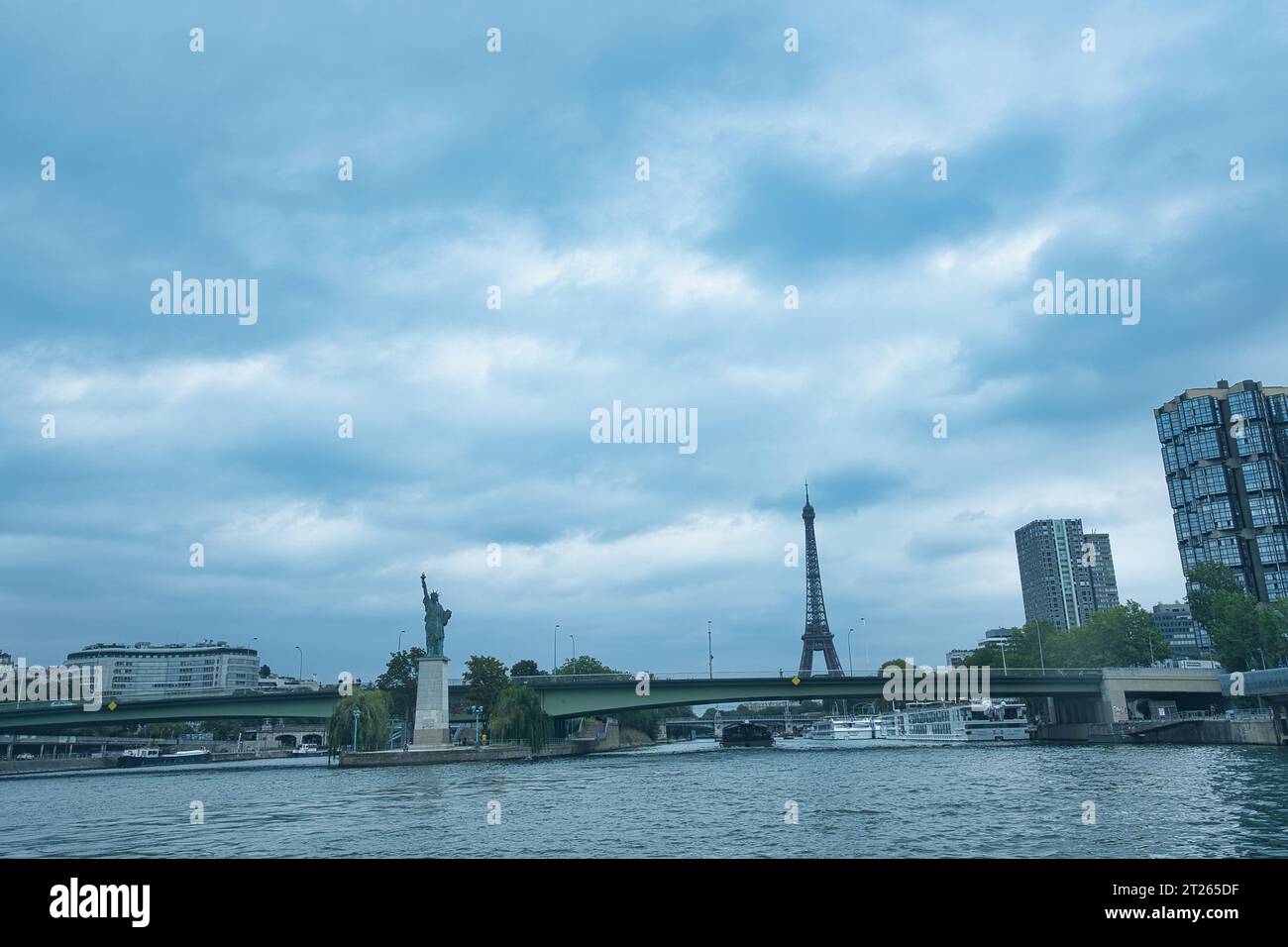 Francia, Parigi 25.08.2023 Torre Eiffel e monumento storico, Statua della libertà Parigi da Bateaux Parisiens sulla Senna Foto Stock
