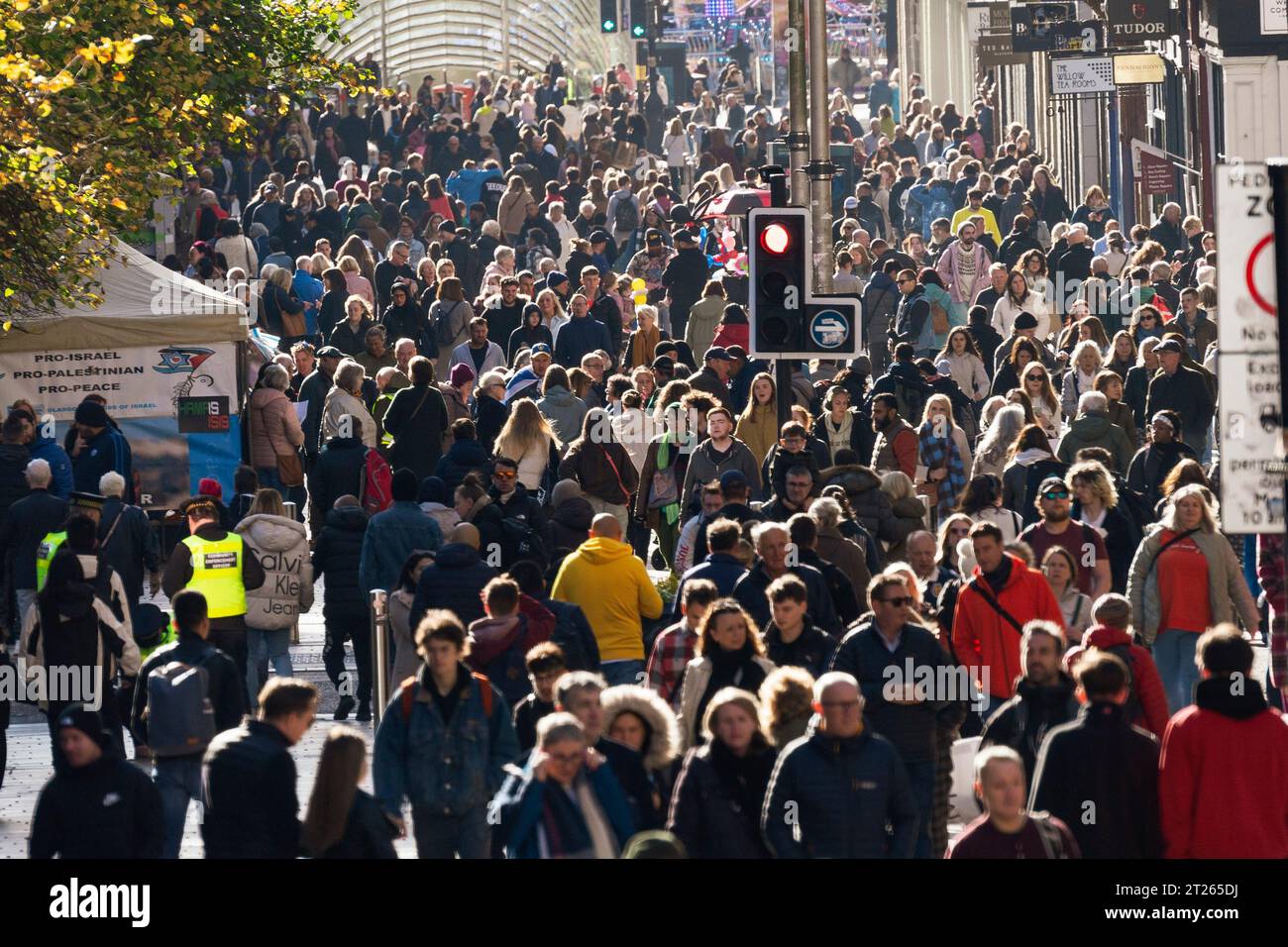 Vista della folla di amanti dello shopping su Buchanan Street durante il sole autunnale a Glasgow, Scozia, Regno Unito Foto Stock
