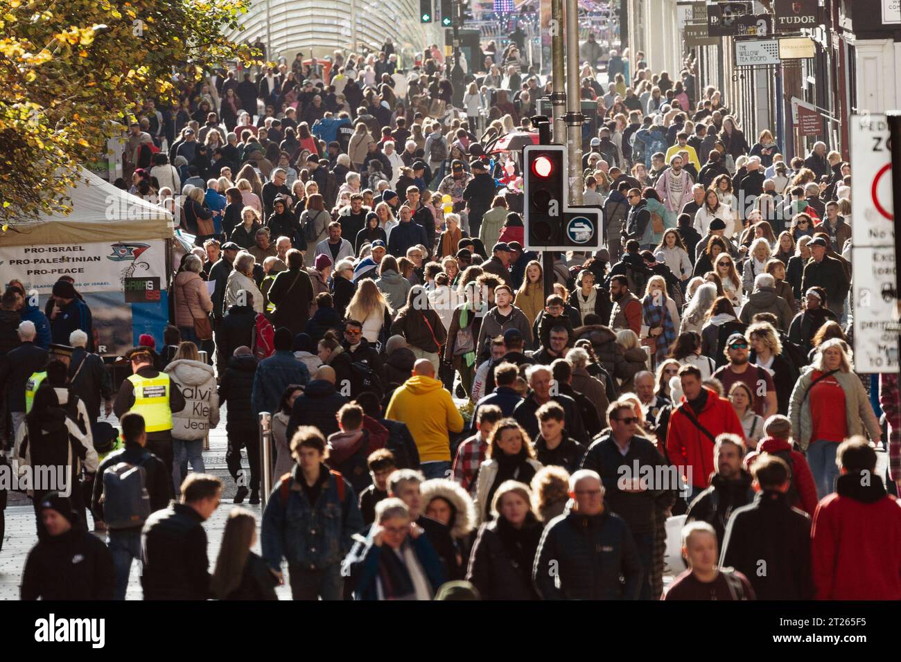 Vista della folla di amanti dello shopping su Buchanan Street durante il sole autunnale a Glasgow, Scozia, Regno Unito Foto Stock
