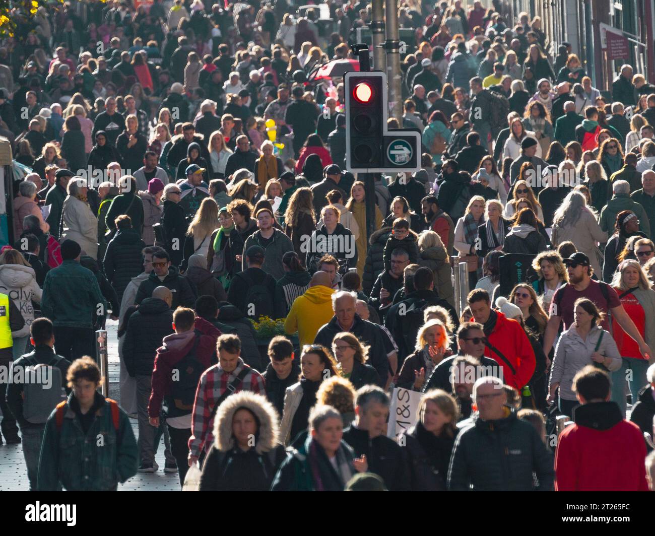 Vista della folla di amanti dello shopping su Buchanan Street durante il sole autunnale a Glasgow, Scozia, Regno Unito Foto Stock