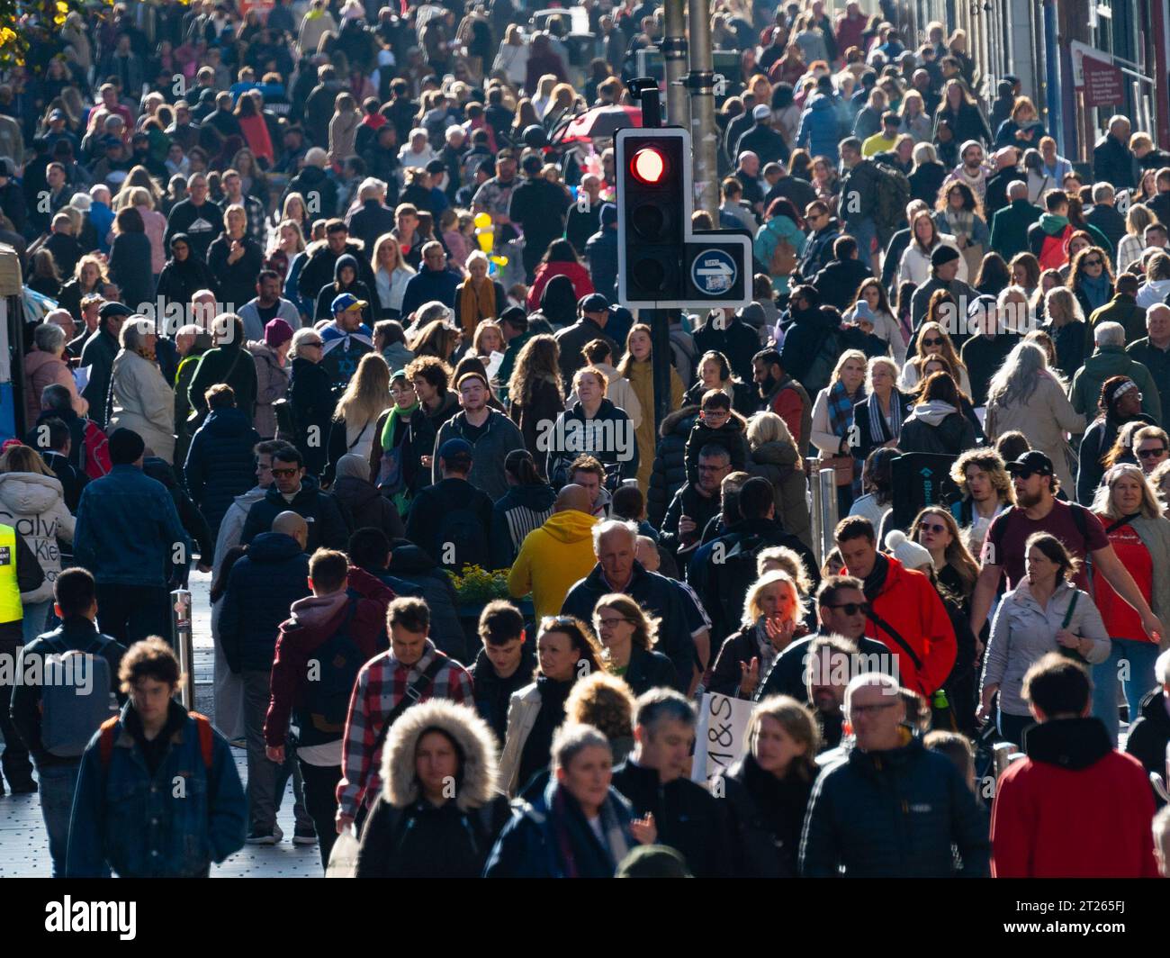 Vista della folla di amanti dello shopping su Buchanan Street durante il sole autunnale a Glasgow, Scozia, Regno Unito Foto Stock