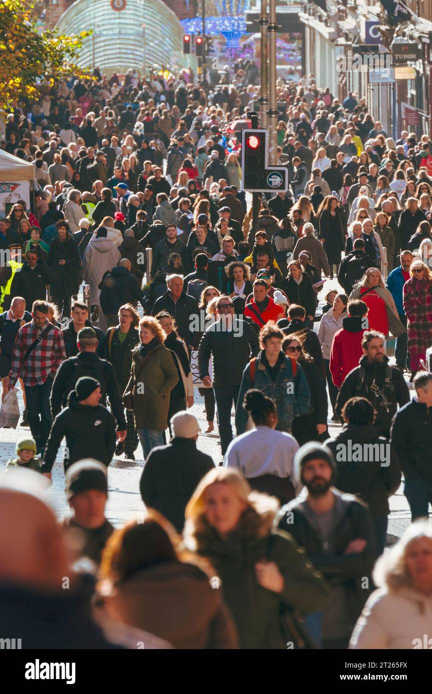 Vista della folla di amanti dello shopping su Buchanan Street durante il sole autunnale a Glasgow, Scozia, Regno Unito Foto Stock