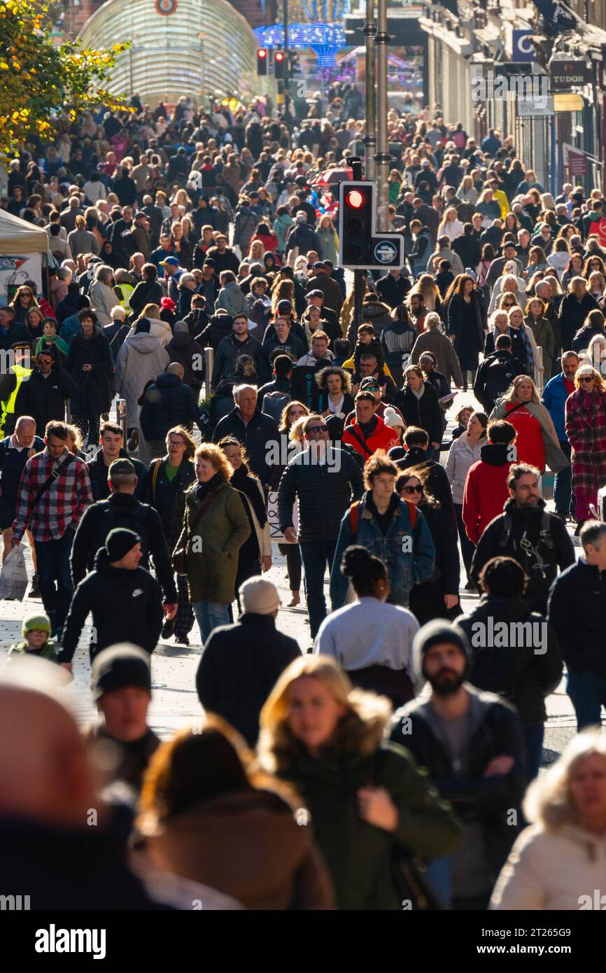 Vista della folla di amanti dello shopping su Buchanan Street durante il sole autunnale a Glasgow, Scozia, Regno Unito Foto Stock
