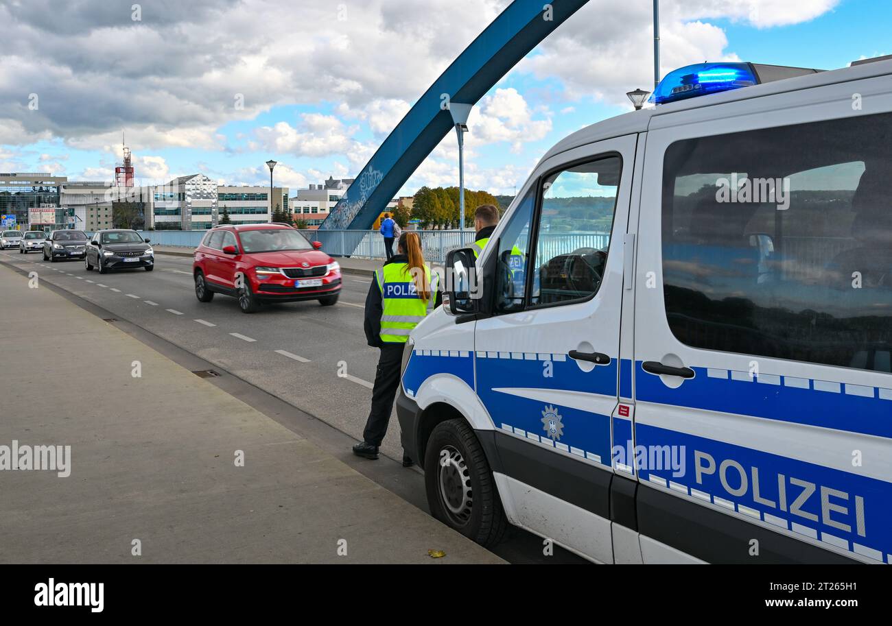 17 ottobre 2023, Brandeburgo, Francoforte (Oder): La polizia federale controlla il traffico di ingresso al valico di frontiera tedesco-polacco Stadtbrücke tra Francoforte (Oder) e Slubice. Con la decisione del Ministro federale degli interni Faeser (SPD) del 16.10.2023 sono stati introdotti controlli temporanei alle frontiere interne. Faeser aveva annunciato di aver notificato alla Commissione europea i controlli stazionari per le frontiere con Polonia, Repubblica ceca e Svizzera. Foto: Patrick Pleul/dpa Foto Stock