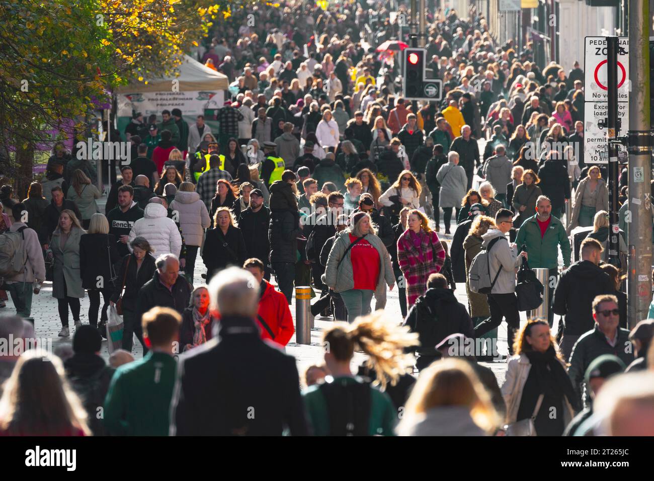 Vista della folla di amanti dello shopping su Buchanan Street durante il sole autunnale a Glasgow, Scozia, Regno Unito Foto Stock