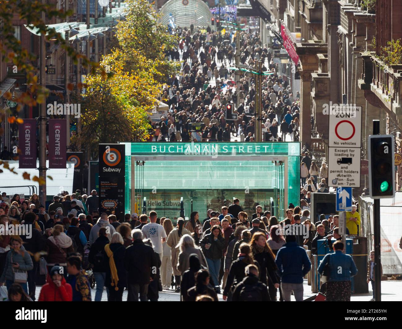 Vista della folla di amanti dello shopping su Buchanan Street durante il sole autunnale a Glasgow, Scozia, Regno Unito Foto Stock