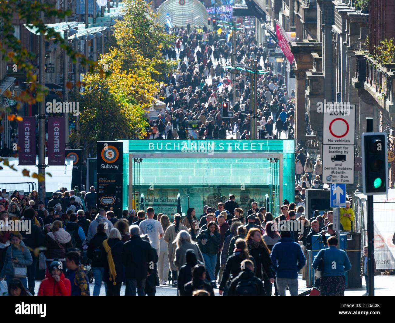 Vista della folla di amanti dello shopping su Buchanan Street durante il sole autunnale a Glasgow, Scozia, Regno Unito Foto Stock