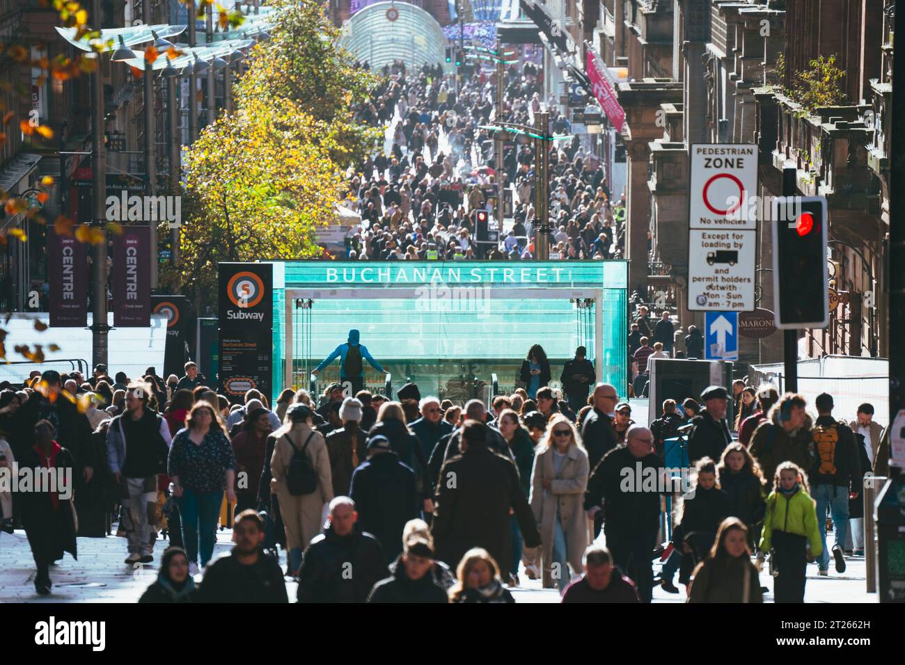 Vista della folla di amanti dello shopping su Buchanan Street durante il sole autunnale a Glasgow, Scozia, Regno Unito Foto Stock