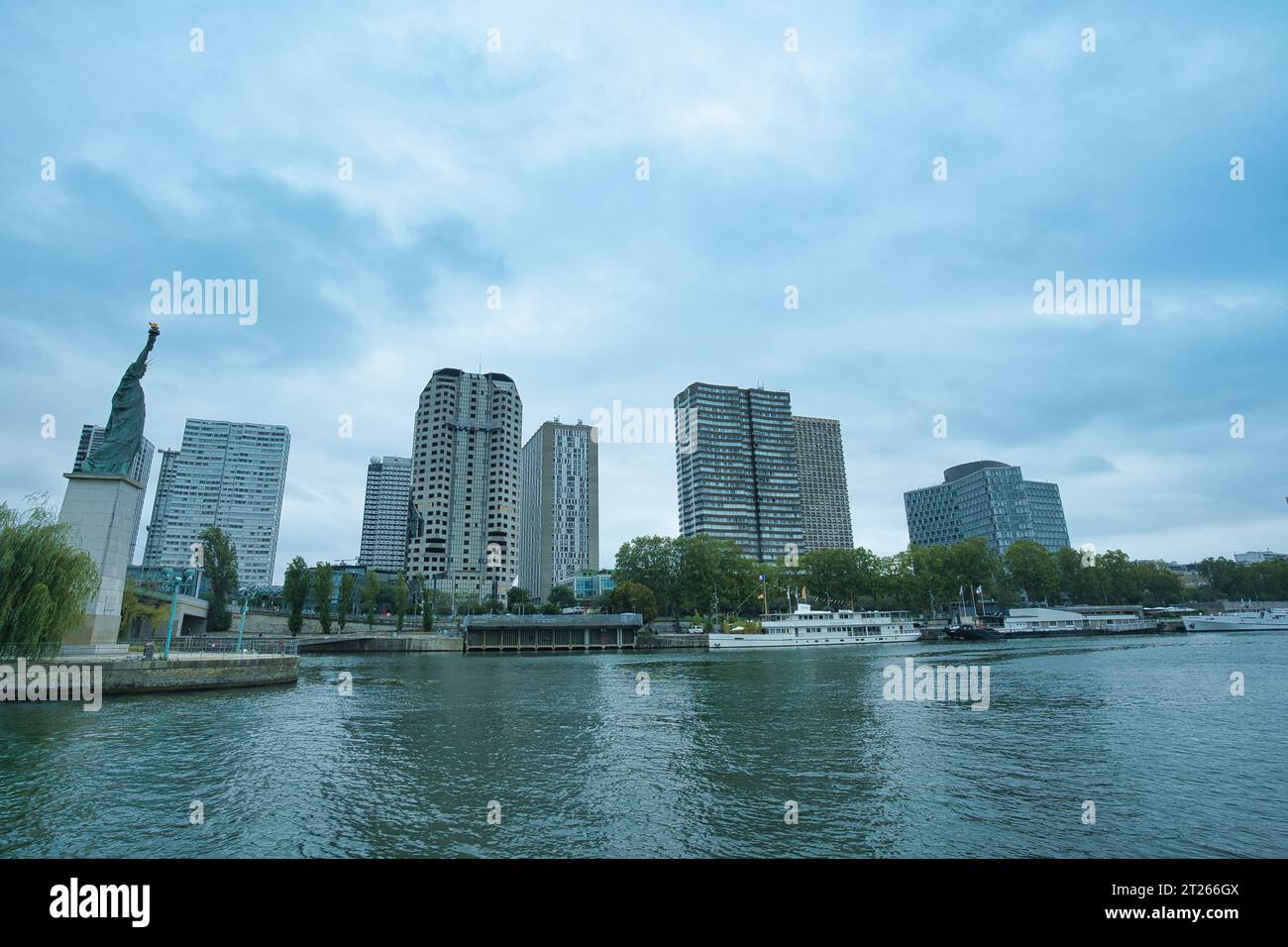Francia, Parigi 25.08.2023 monumento storico, Statua della libertà Parigi dai Bateaux Parisians sul fiume Senna Foto Stock