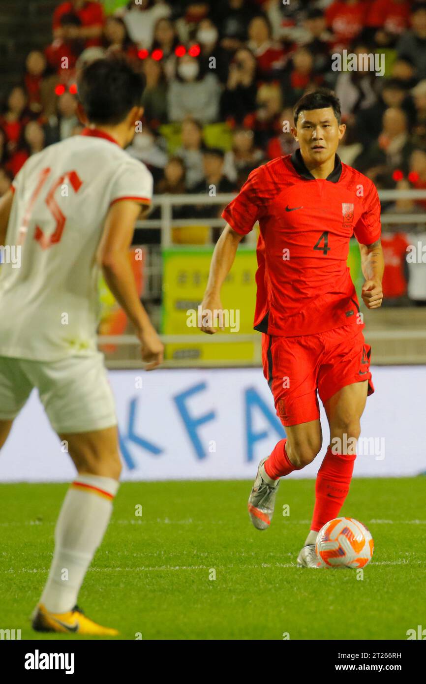 Suwon, Gyeonggi, Corea del Sud. 17 ottobre 2023. 17 ottobre 2023-Suwon, Corea del Sud-Kim Minjae della Corea del Sud e Nguyen dinh Bac del Viet nam azione durante una partita amichevole internazionale presentata da Hana Bank Corea-Vietnam partita al Suwon World Cup Stadium di Suwon, Corea del Sud. (Immagine di credito: © Ryu Seung-il/ZUMA Press Wire) SOLO USO EDITORIALE! Non per USO commerciale! Crediti: ZUMA Press, Inc./Alamy Live News Foto Stock