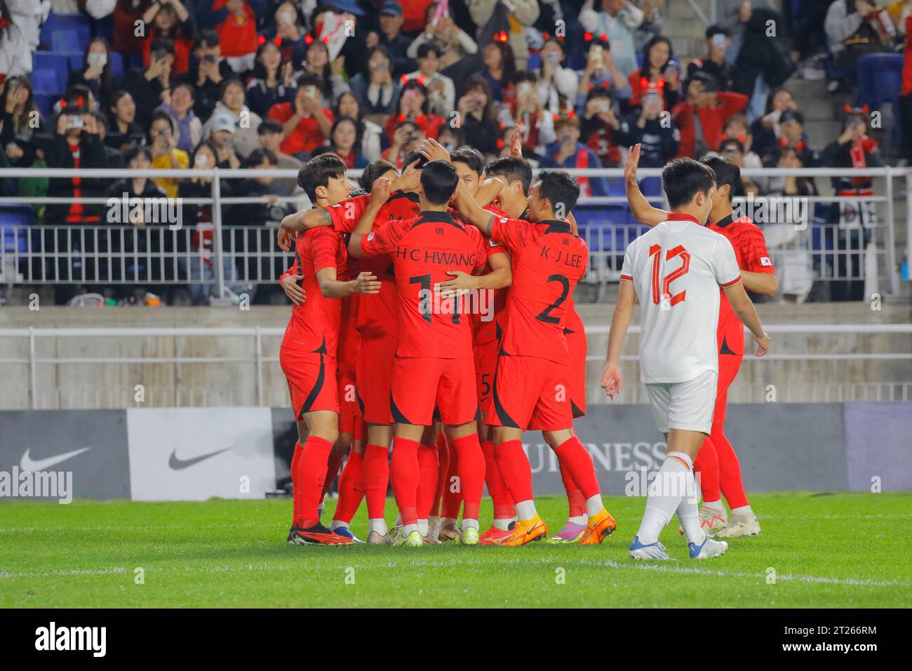 Suwon, Gyeonggi, Corea del Sud. 17 ottobre 2023. 17 ottobre 2023 - Suwon, Corea del Sud-Corea del Sud - cerimonia del primo gol durante una partita amichevole internazionale presentata da Hana Bank Corea Repubblica di Corea vs Vietnam partita al Suwon World Cup Stadium di Suwon, Corea del Sud. (Immagine di credito: © Ryu Seung-il/ZUMA Press Wire) SOLO USO EDITORIALE! Non per USO commerciale! Crediti: ZUMA Press, Inc./Alamy Live News Foto Stock