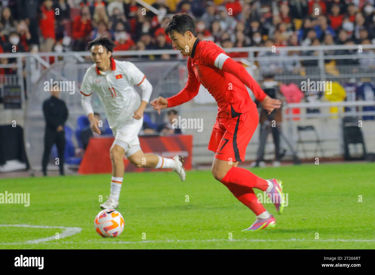 Suwon, Gyeonggi, Corea del Sud. 17 ottobre 2023. 17 ottobre 2023-Suwon, Corea del Sud-Son HeungMin della Corea del Sud e Nguyen Tuan Anh del Viet nam azione durante una partita amichevole internazionale presentata da Hana Bank Repubblica di Corea vs Vietnam match al Suwon World Cup Stadium di Suwon, Corea del Sud. (Immagine di credito: © Ryu Seung-il/ZUMA Press Wire) SOLO USO EDITORIALE! Non per USO commerciale! Crediti: ZUMA Press, Inc./Alamy Live News Foto Stock