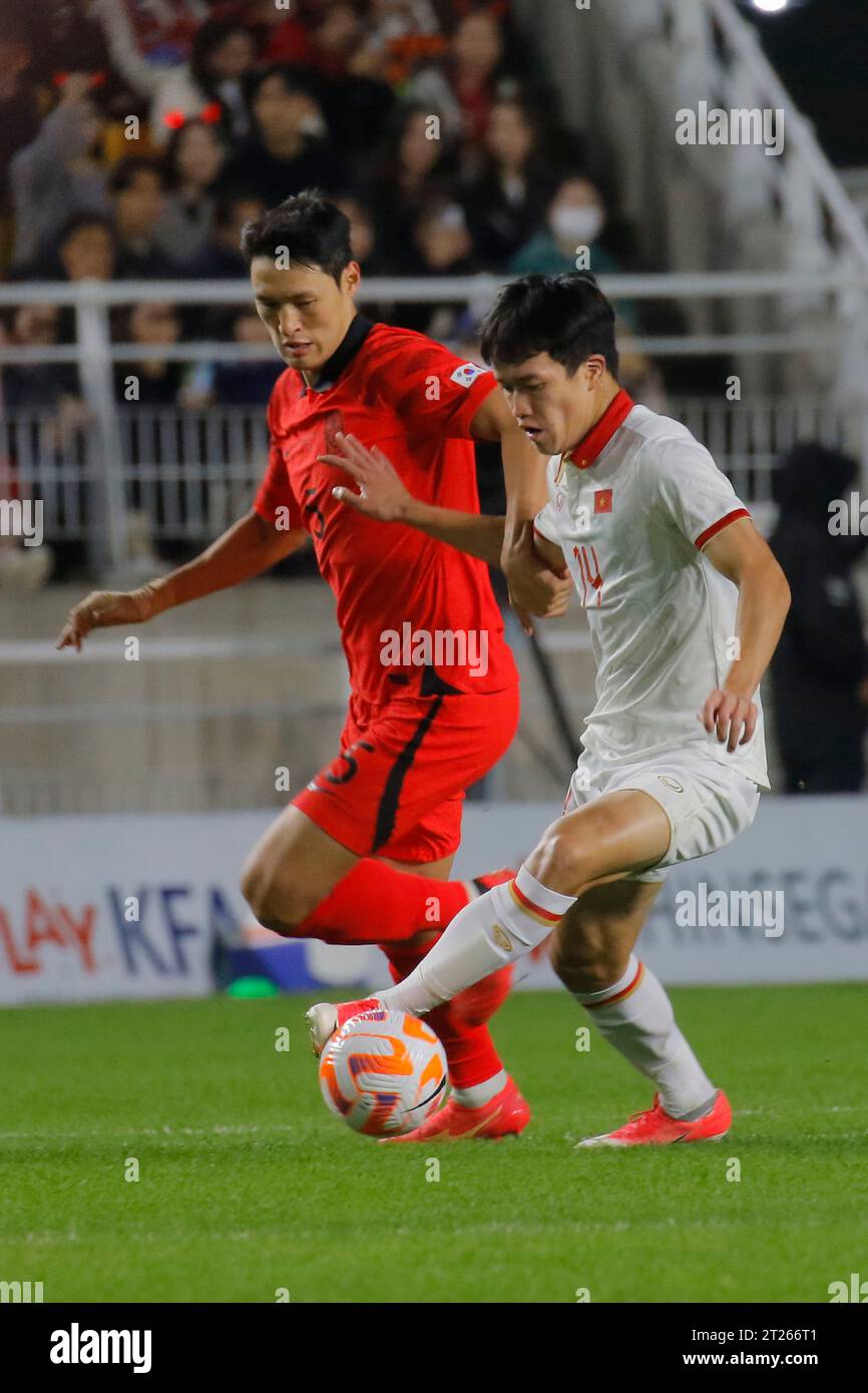 Suwon, Gyeonggi, Corea del Sud. 17 ottobre 2023. 17 ottobre 2023 - Suwon, Corea del Sud-Park YongWoo della Corea del Sud e Nguyen Quang hai del Vietnam azione durante una partita amichevole internazionale presentata da Hana Bank Repubblica di Corea contro Vietnam al Suwon World Cup Stadium di Suwon, Corea del Sud. (Immagine di credito: © Ryu Seung-il/ZUMA Press Wire) SOLO USO EDITORIALE! Non per USO commerciale! Crediti: ZUMA Press, Inc./Alamy Live News Foto Stock
