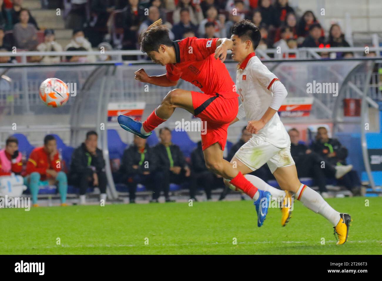 Suwon, Gyeonggi, Corea del Sud. 17 ottobre 2023. 17 ottobre 2023 - Suwon, Corea del Sud-Lee SunMin della Corea del Sud e Nguyen Dinh Bac del Vietnam azione durante una partita amichevole internazionale presentata da Hana Bank Corea contro Vietnam partita al Suwon World Cup Stadium di Suwon, Corea del Sud. (Immagine di credito: © Ryu Seung-il/ZUMA Press Wire) SOLO USO EDITORIALE! Non per USO commerciale! Crediti: ZUMA Press, Inc./Alamy Live News Foto Stock