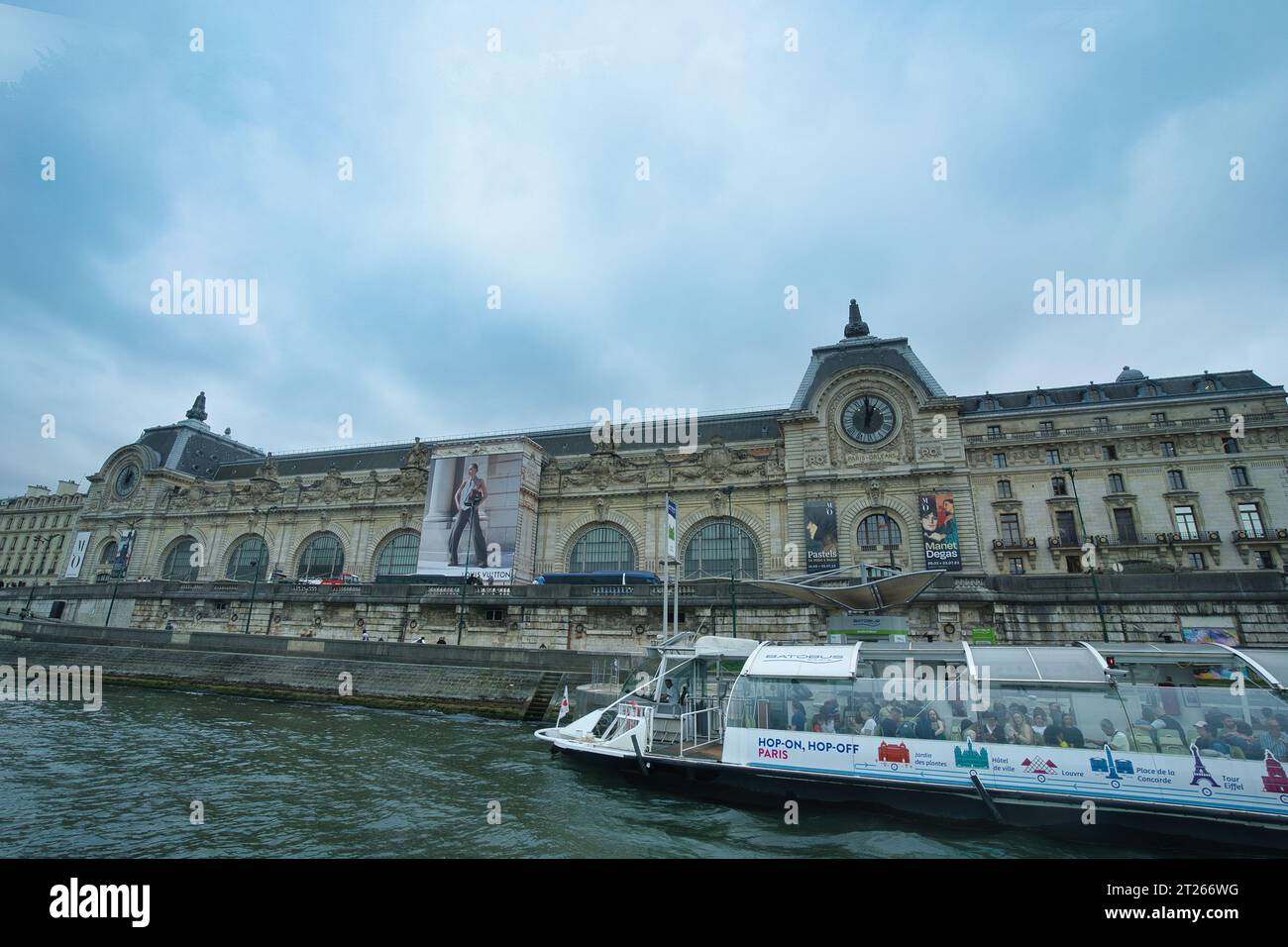 Francia, Parigi 25.08.2023 Musée d'Orsay dai Bateaux Parisiens sul fiume Senna Foto Stock