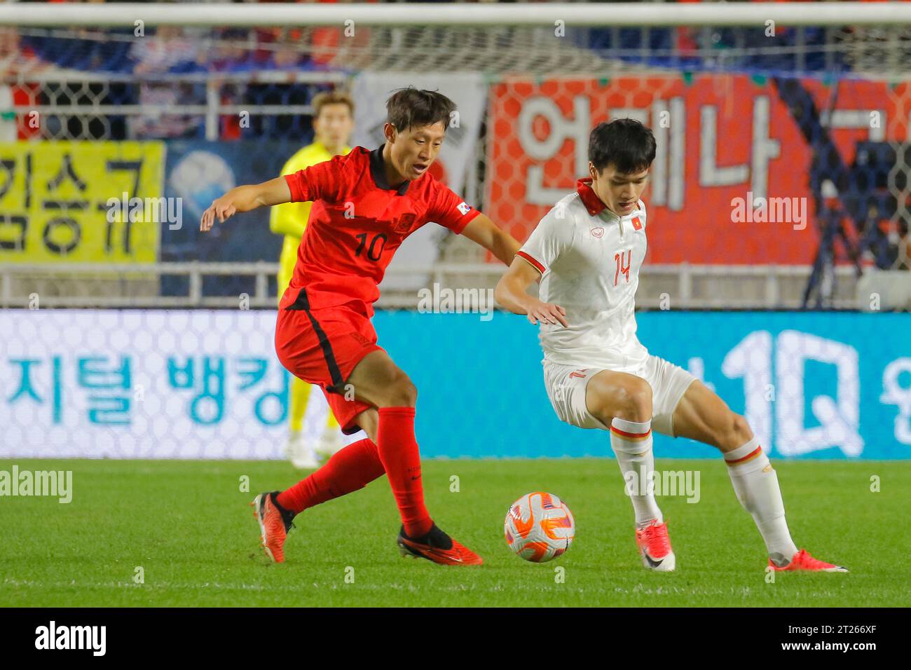 Suwon, Gyeonggi, Corea del Sud. 17 ottobre 2023. 17 ottobre 2023-Suwon, Corea del Sud-Lee JaeSung della Corea del Sud e Nguyen Hoang Duc di Viet nam azione durante una partita amichevole internazionale presentata da Hana Bank Corea-Vietnam partita al Suwon World Cup Stadium di Suwon, Corea del Sud. (Immagine di credito: © Ryu Seung-il/ZUMA Press Wire) SOLO USO EDITORIALE! Non per USO commerciale! Crediti: ZUMA Press, Inc./Alamy Live News Foto Stock