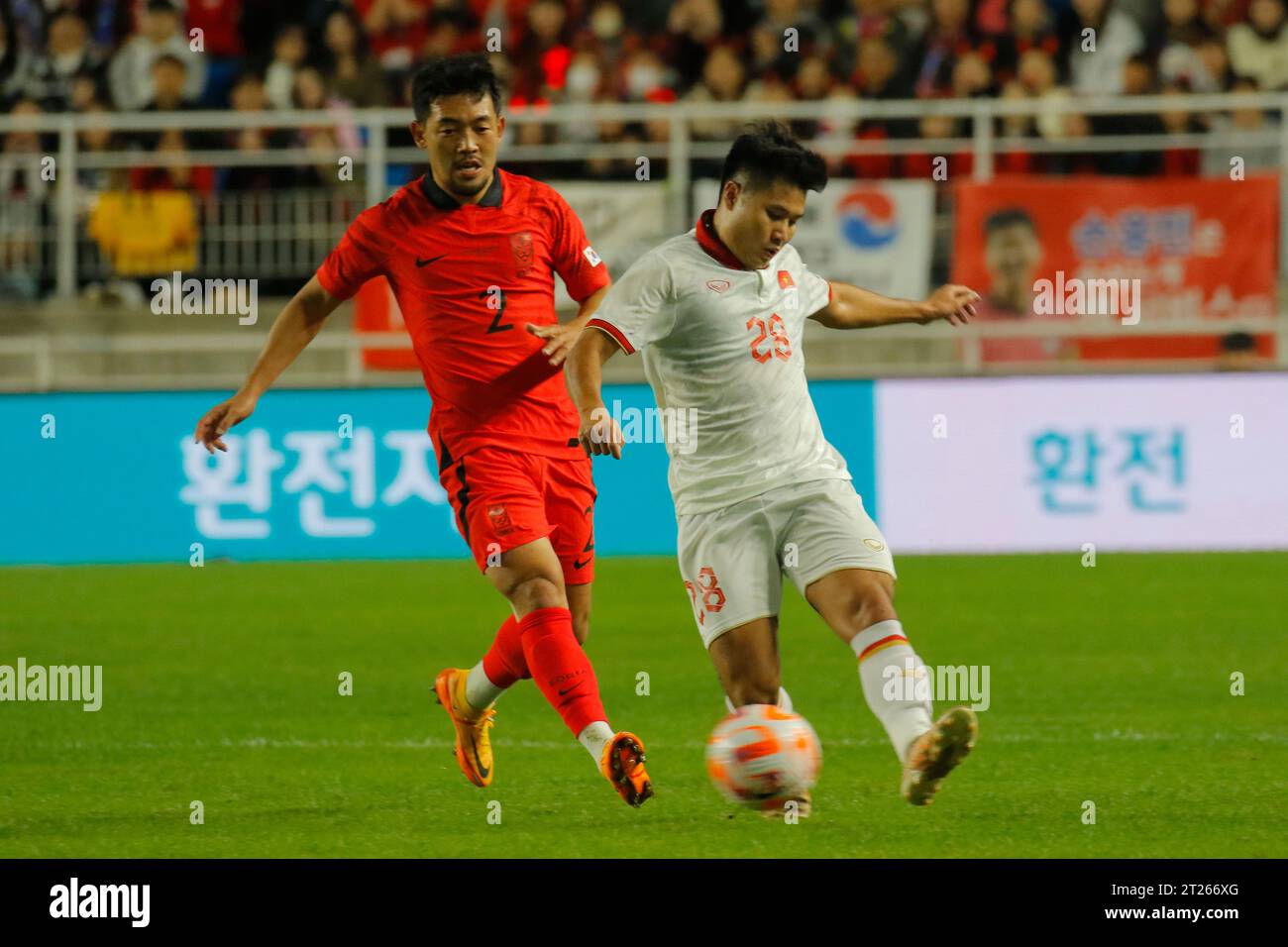 Suwon, Gyeonggi, Corea del Sud. 17 ottobre 2023. 17 ottobre 2023-Suwon, Corea del Sud-Lee KiJe della Corea del Sud e Truong Tien Anh del Viet nam azione durante una partita amichevole internazionale presentata da Hana Bank Repubblica di Corea vs Vietnam match al Suwon World Cup Stadium di Suwon, Corea del Sud. (Immagine di credito: © Ryu Seung-il/ZUMA Press Wire) SOLO USO EDITORIALE! Non per USO commerciale! Crediti: ZUMA Press, Inc./Alamy Live News Foto Stock