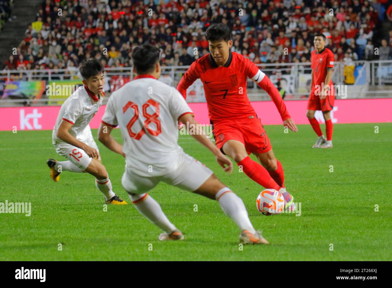 Suwon, Gyeonggi, Corea del Sud. 17 ottobre 2023. 17 ottobre 2023 - Suwon, Corea del Sud, il figlio HeungMin della Corea del Sud e Truong Tien Anh del Vietnam si sono impegnati in una partita amichevole internazionale presentata da Hana Bank, Repubblica di Corea contro Vietnam, al Suwon World Cup Stadium di Suwon, Corea del Sud. (Immagine di credito: © Ryu Seung-il/ZUMA Press Wire) SOLO USO EDITORIALE! Non per USO commerciale! Crediti: ZUMA Press, Inc./Alamy Live News Foto Stock