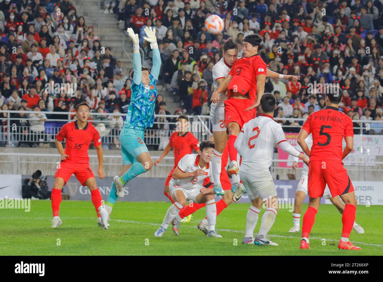Suwon, Gyeonggi, Corea del Sud. 17 ottobre 2023. 17 ottobre 2023 - Suwon, Corea del Sud-Cho GueSung della Corea del Sud e Dang Van Lam del Viet nam azione durante una partita amichevole internazionale presentata da Hana Bank Corea-Vietnam partita al Suwon World Cup Stadium di Suwon, Corea del Sud. (Immagine di credito: © Ryu Seung-il/ZUMA Press Wire) SOLO USO EDITORIALE! Non per USO commerciale! Crediti: ZUMA Press, Inc./Alamy Live News Foto Stock