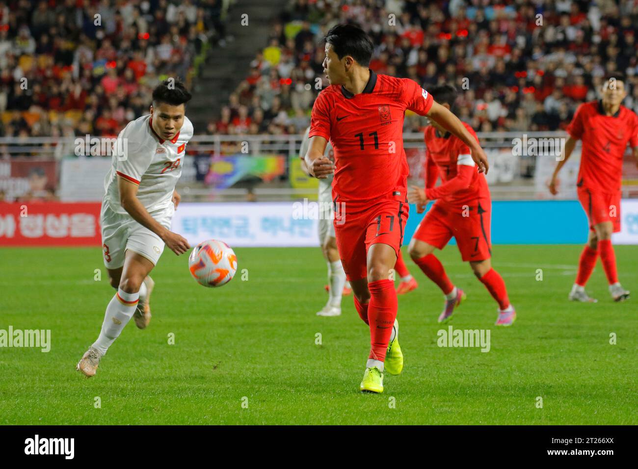 Suwon, Gyeonggi, Corea del Sud. 17 ottobre 2023. 17 ottobre 2023 - Suwon, Corea del Sud-Hwang HeeChan della Corea del Sud e Truong Tien Anh del Vietnam azione durante una partita amichevole internazionale presentata da Hana Bank Repubblica di Corea vs Vietnam match al Suwon World Cup Stadium di Suwon, Corea del Sud. (Immagine di credito: © Ryu Seung-il/ZUMA Press Wire) SOLO USO EDITORIALE! Non per USO commerciale! Crediti: ZUMA Press, Inc./Alamy Live News Foto Stock