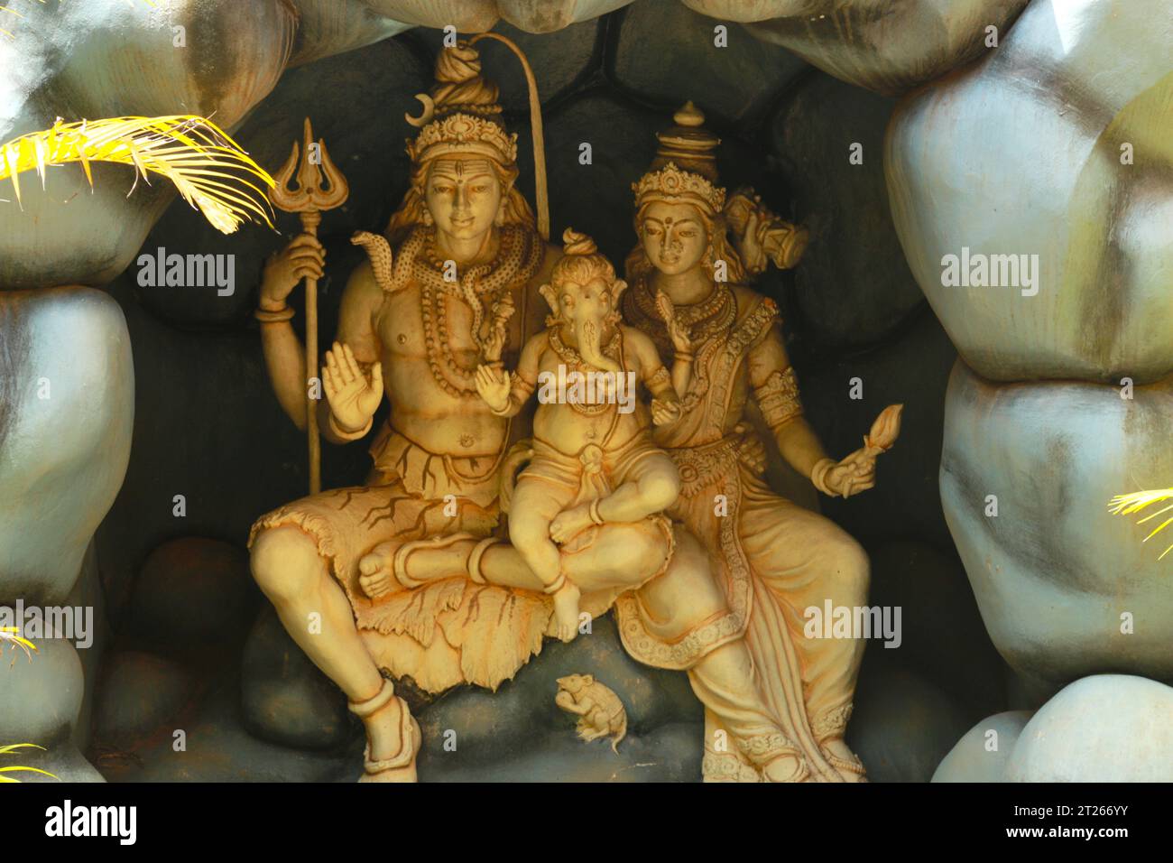 Dio indù Shiva, idolo Parvathy Ganesh davanti a un tempio. Foto Stock