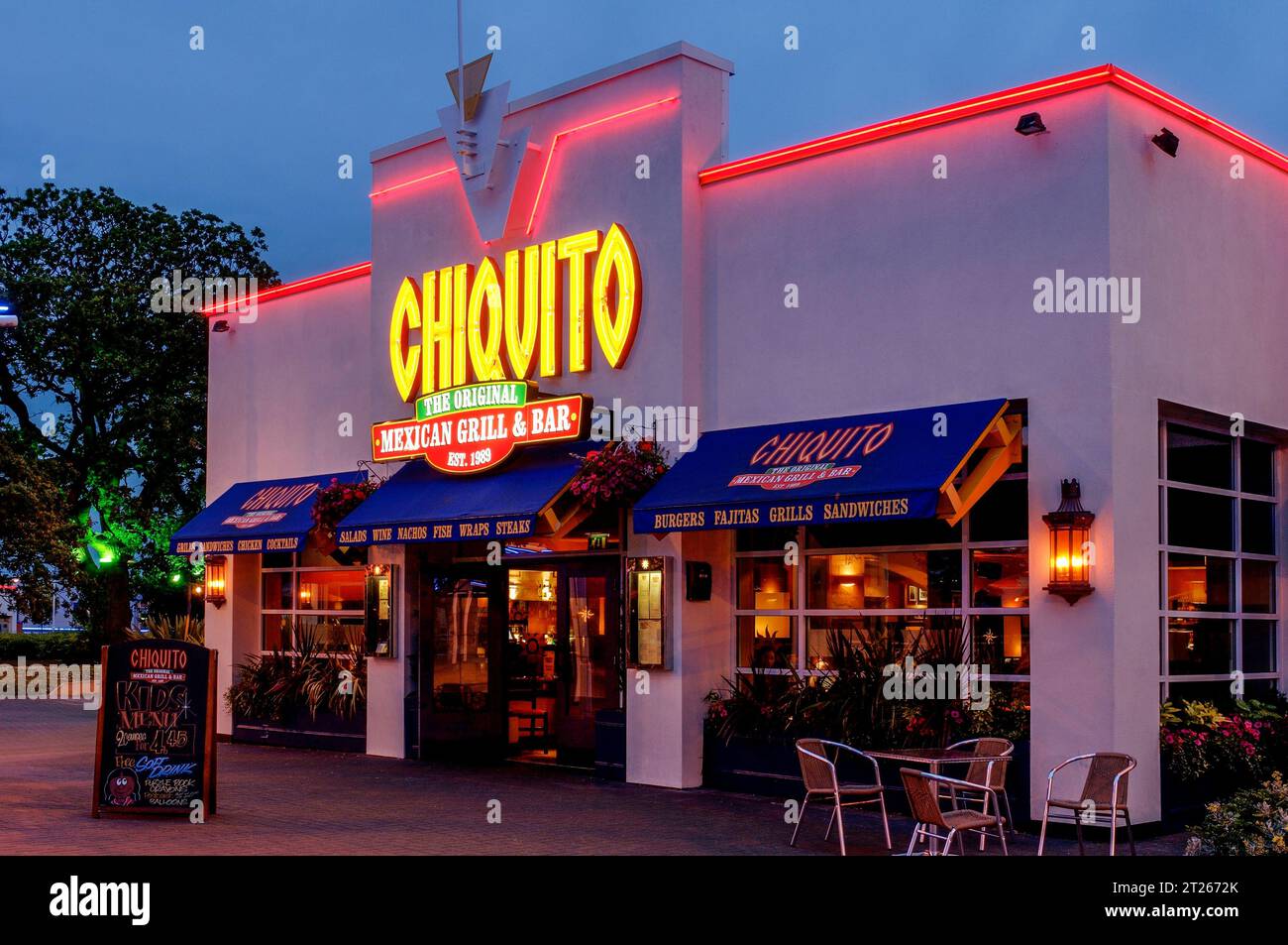L'esterno di un ristorante messicano Chiquito a Ellesmere Port UK di sera Foto Stock