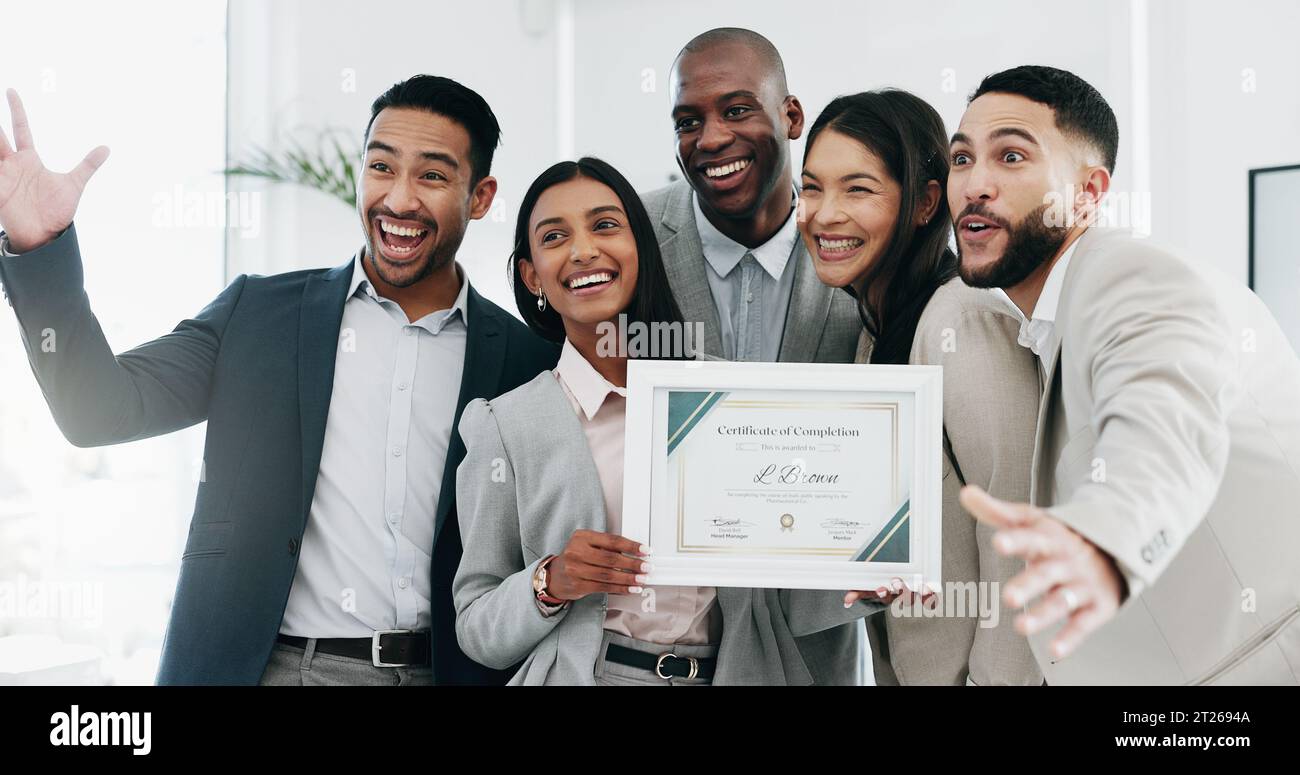 Uomini d'affari, donne e certificati in ufficio, presentazioni o lavoro di squadra per prestazioni, obiettivi o successo. CEO africano, Happy Employee Group e. Foto Stock