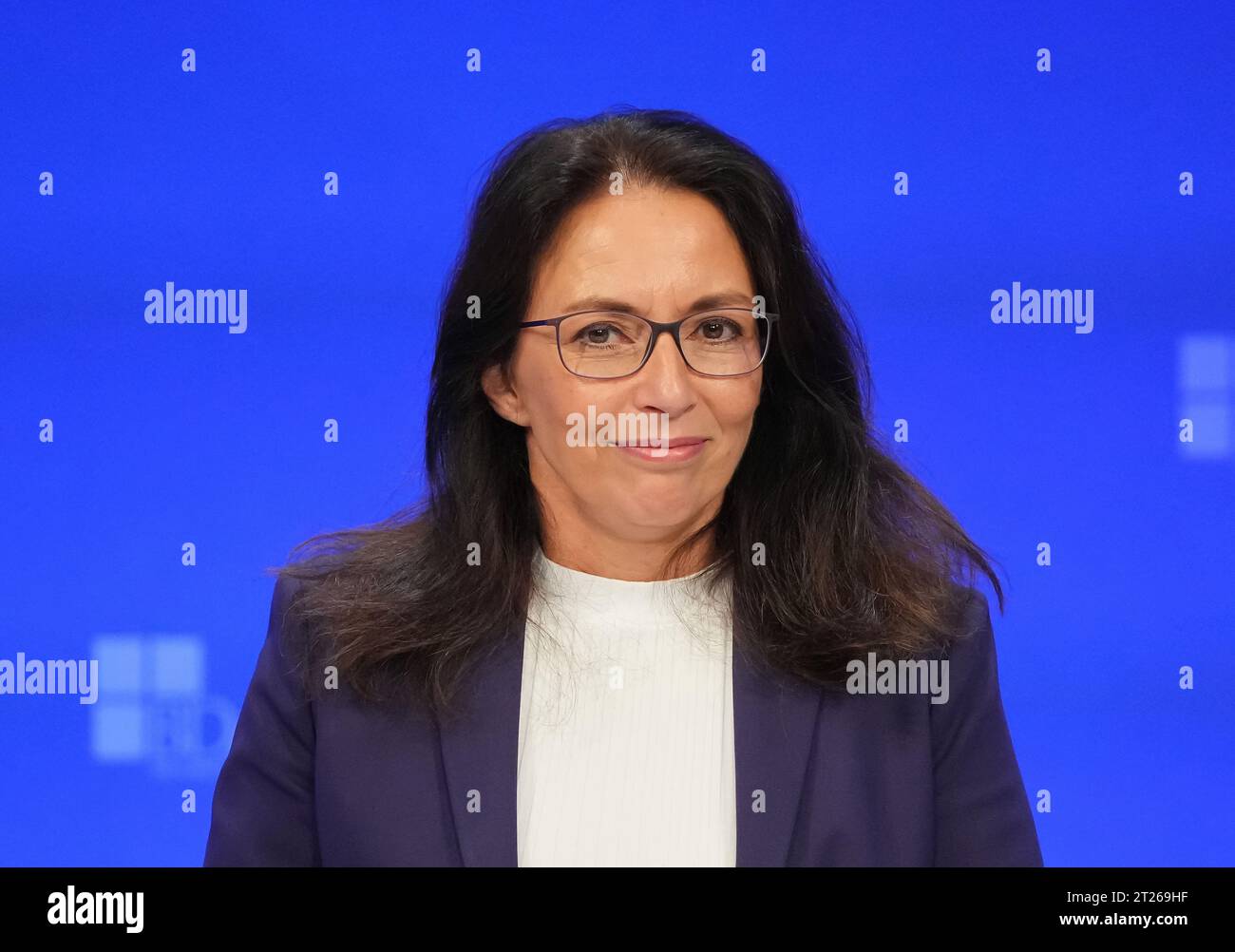 Berlino, Germania. 17 ottobre 2023. Yasmin Fahimi, presidente della Confederazione sindacale tedesca (DGB), interviene nel panel "come possiamo mantenere la nostra prosperità. Il nostro Stato sociale sta lentamente raggiungendo i suoi limiti?”. La giornata dei datori di lavoro è organizzata dalla Confederazione delle associazioni dei datori di lavoro tedesche (BDA). Credito: Soeren Stache/dpa/Alamy Live News Foto Stock