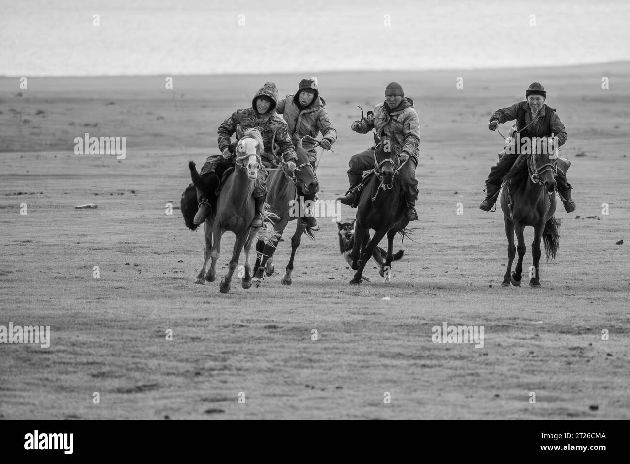 Kok-boru Kyrgyzstan -Buzkashi Goat Pull è lo sport tradizionale nazionale in cui i giocatori a cavallo Hich tentano di posizionare una capra o un polpaccio Foto Stock