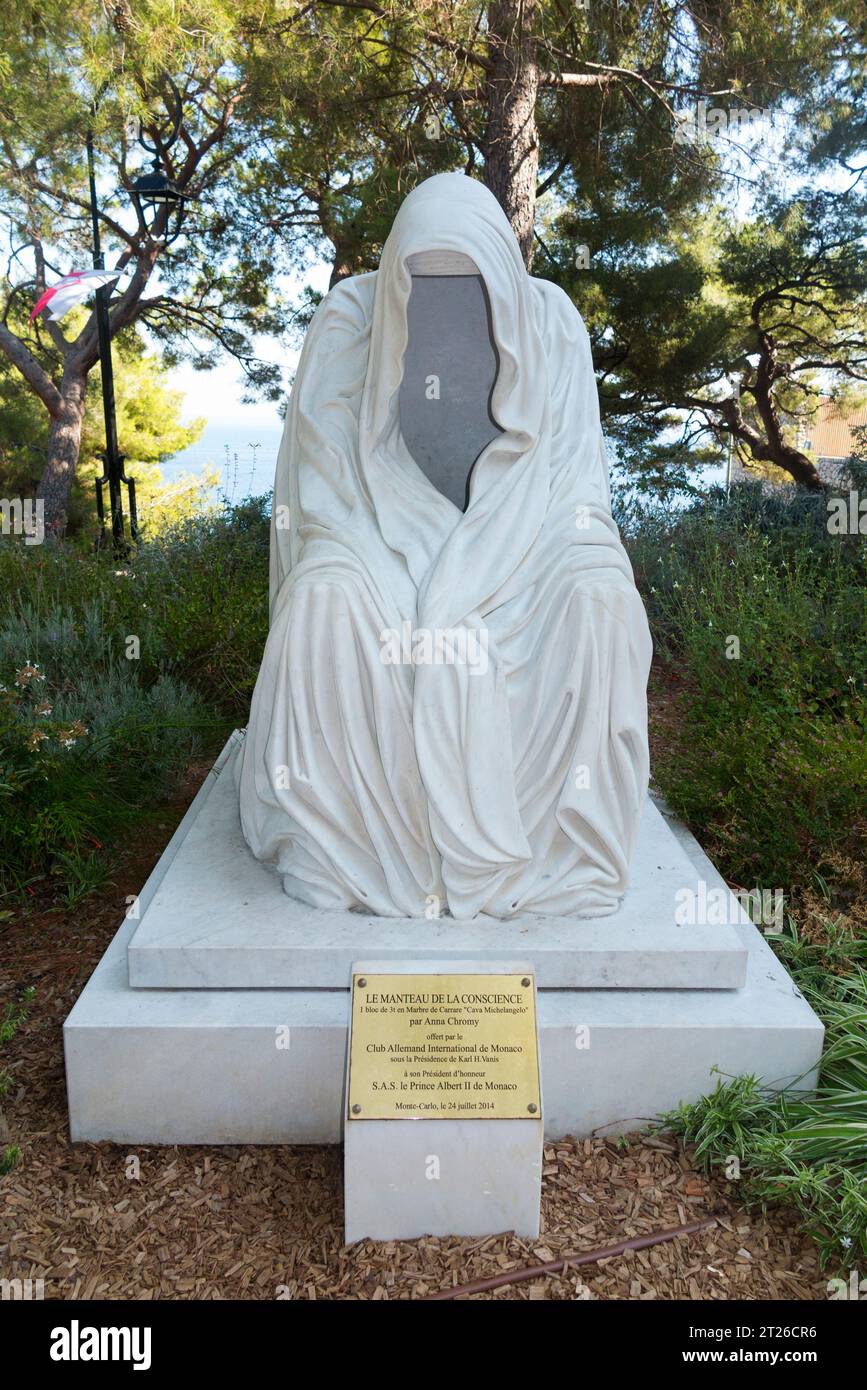 Le manteau de la Conscience, par Anna Chromy. Scultura: "The Coat of Conscience" in marmo di Anna Chromy. Vicino al Palazzo reale di Monaco. (135) Foto Stock
