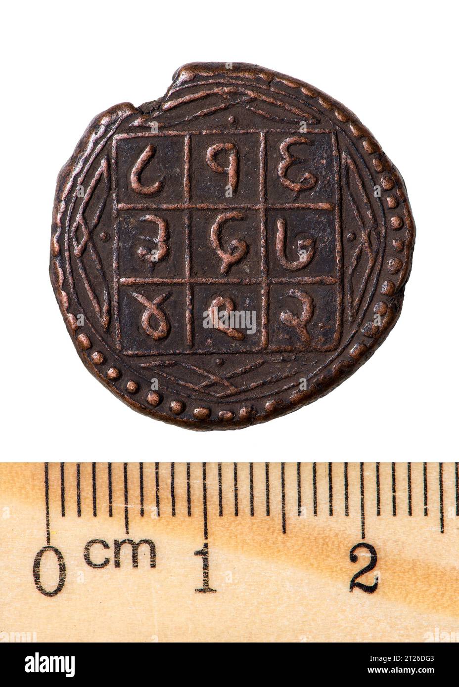Un'antica moneta indiana di rame raffigurante stambecchi marini. Dritto. Isolato su bianco Foto Stock