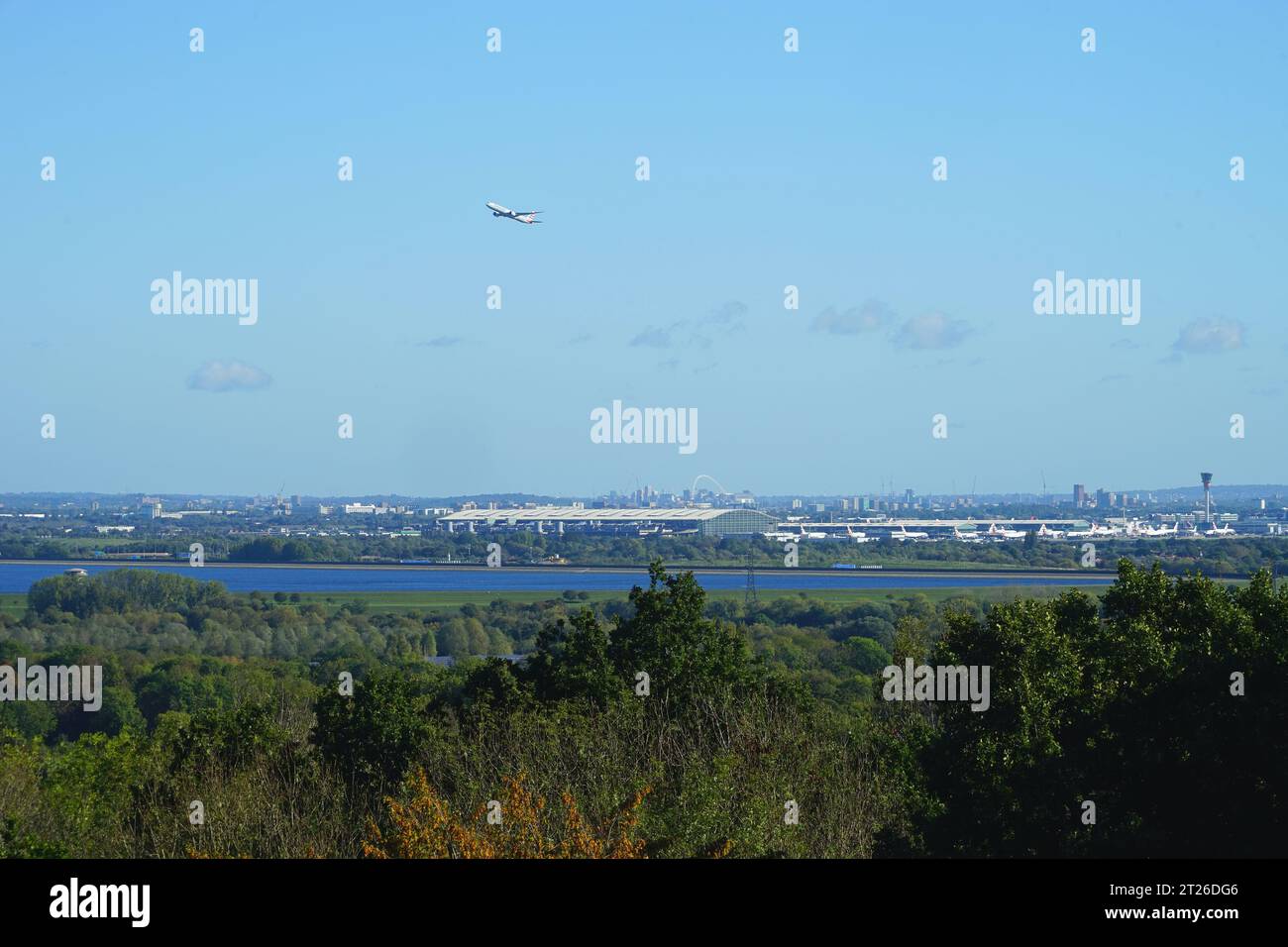 Vista dall'altra parte dell'aeroporto di Heathrow dal Runnymede Memorial Foto Stock