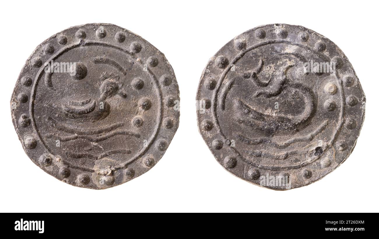 Un antico mezzo di pagamento da Funan con l'immagine di un'anatra e di un pesce gatto timido. Isolato su bianco Foto Stock