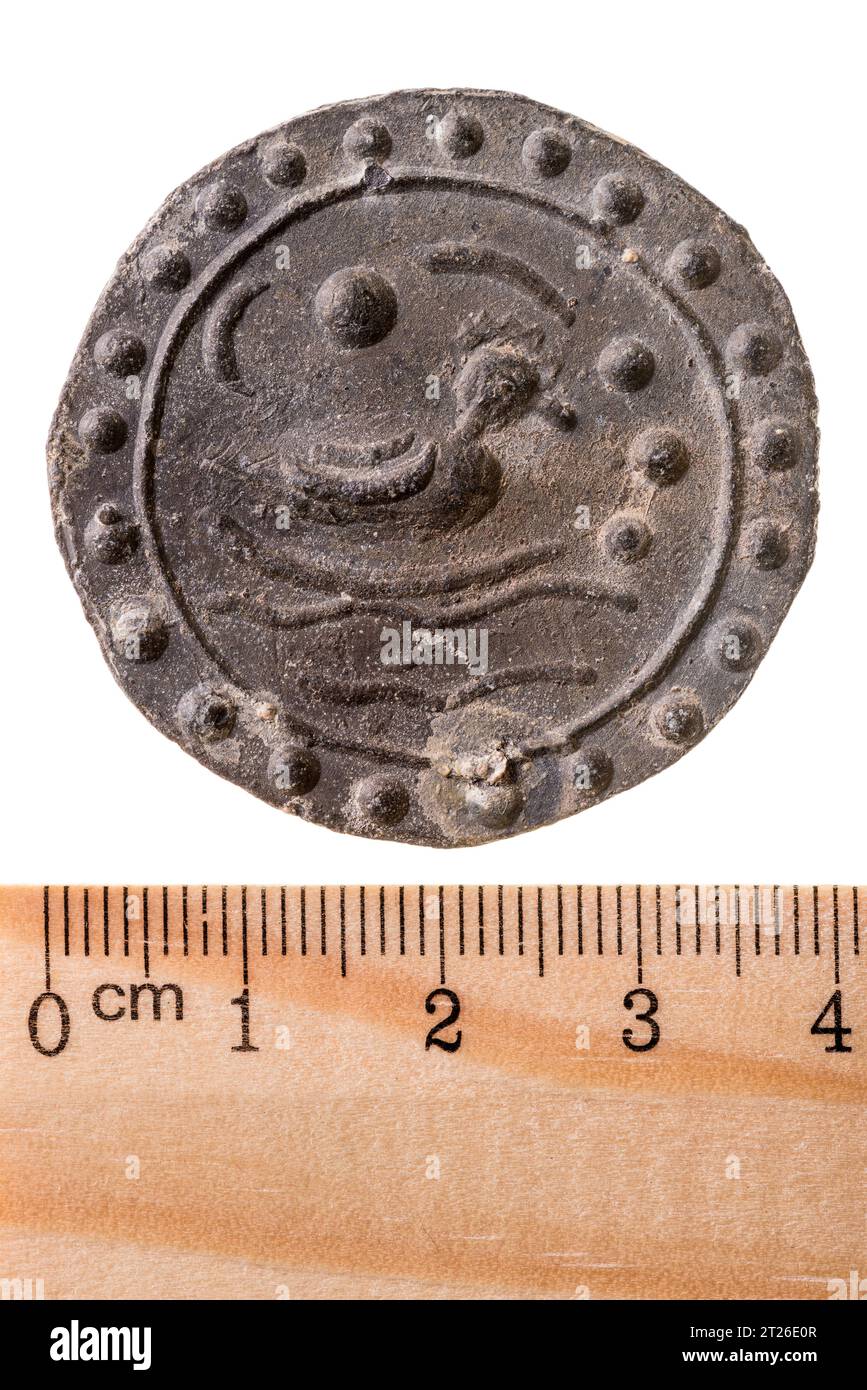 Un antico mezzo di pagamento da Funan con l'immagine di un'anatra e di un pesce gatto timido. Dritto. Isolato su bianco Foto Stock