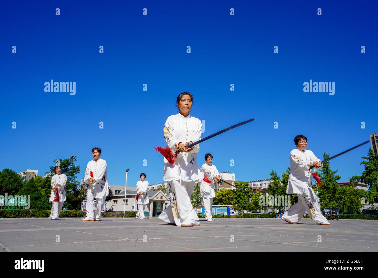 Contea di Luannan, Cina - 22 agosto 2023: Lo spettacolo di Tai chi Sword viene eseguito su una piazza. Foto Stock